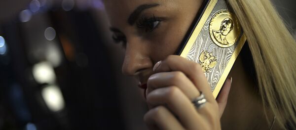 فتاة تتحدث عبر الهاتف المحمول - سبوتنيك عربي