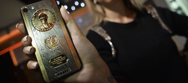 إطلاق هاتف ذكي خاص بمناسبة عيد ميلاد الرئيس الروسي فلاديمير بوتين - ويحمل الهاتف الذكي صورة منقوشة للرئيس الروسي فلاديمير بوتين والزخرفة التي استعملت في تزيين السيوف الدمشقية. - سبوتنيك عربي