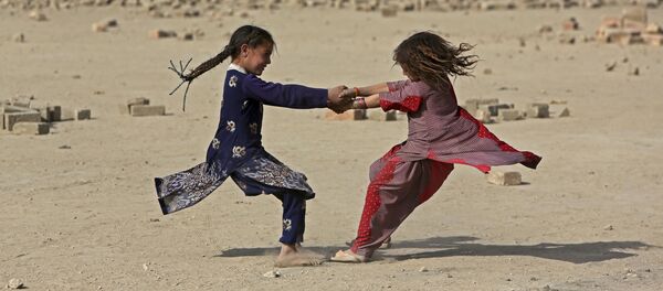 الفتيات الأفغانيات تلعب في أحد شوارع كابول، أفغانستان الفتيات الأفغانيات تلعب في أحد شوارع كابول، أفغانستان - سبوتنيك عربي