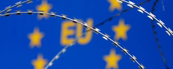 Razor wire is seen in front of an European Union (EU) sign during a protest against barbed wire fences along the border crossing between Slovenia and Croatia in Brezovica pri Gradinu, Slovenia, in this file picture taken December 19, 2015. - سبوتنيك عربي
