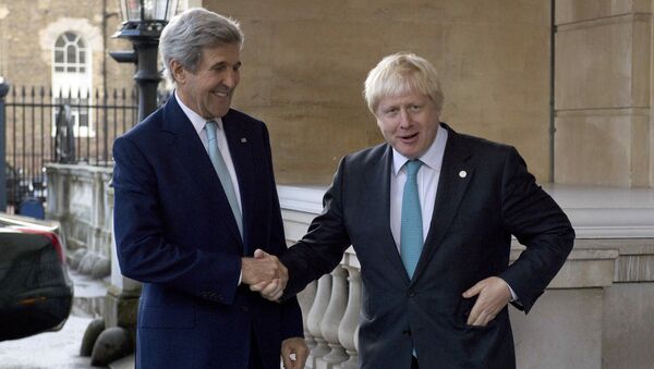 وزيرا الخارجية البريطاني بوريس جونسون والأمريكي جون كيري - سبوتنيك عربي