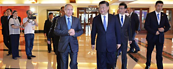 الرئيس الروسي فلاديمير بوتين والرئيس الصيني شي جين بينغ خلال قمة بريكس في الهند - سبوتنيك عربي