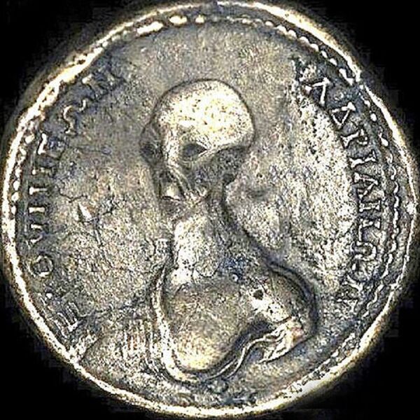 يظهر على بعض القطع النقدية التي عثر عليها في إحدى البلدات المصرية نقش لصور رجل فضائي برأس أصلع، بالإضافة إلى نقوش لمركبات فضائية. - سبوتنيك عربي