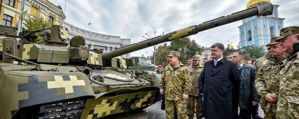 بيوتر بوروشينكو يتفقد أسلحة الجيش الأوكراني - سبوتنيك عربي