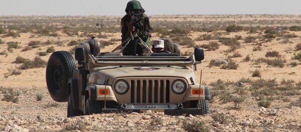 جندي على سيارة خلال تدريبات مكافحة الإرهاب الثنائية حماة الصداقة 2016 - سبوتنيك عربي