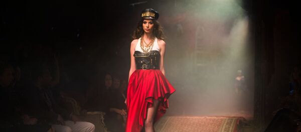 عارضة أزياء خلال عرض مجموعة ملابس موسكينو خريف وشتاء 2016-17 في متحف موسكو - سبوتنيك عربي