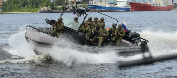 أفراد القوات الخاصة الروسية خلال مراسم افتتاح العرض الدولي الـ 7  للدفاع البحري في سانت بطرسبرع - سبوتنيك عربي