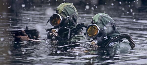 أفراد القوات الخاصة الروسية التابعة لفرقة الغطاصين خلال مهمة عسكرية في بحر بارنتس. - سبوتنيك عربي