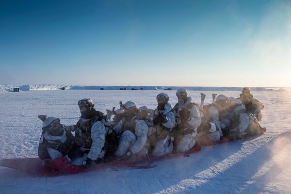 أفراد وحدة القوات الخاصة التابعة لوزراة الداخلية لجمهورية الشيشان خلال التدريبات في منطقة بالقطب الشمالي - سبوتنيك عربي