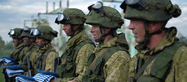 أفراد القوات الخاصة الروسية يحملون القبعات الزرقاء بعد اجتياز اختبارات ونيلهم أحقية ارتدائها في إقليم سمارسكايا - سبوتنيك عربي