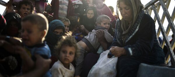 اللاجئون العراقيون من بلدة القيارة جنوبي الموصل إبان إنطلاق عملية تحرير الموصل من تنظيم داعش، 22 أكتوبر/ تشرين الأول 2016 اللاجئون العراقيون من بلدة القيارة جنوبي الموصل إبان إنطلاق عملية تحرير الموصل من تنظيم داعش، 22 أكتوبر/ تشرين الأول 2016 - سبوتنيك عربي