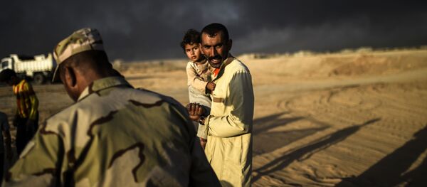 اللاجئون العراقيون من بلدة القيارة جنوبي الموصل إبان إنطلاق عملية تحرير الموصل من تنظيم داعش، 22 أكتوبر/ تشرين الأول 2016 - سبوتنيك عربي
