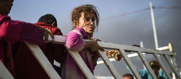 اللاجئون العراقيون من بلدة القيارة جنوبي الموصل إبان إنطلاق عملية تحرير الموصل من تنظيم داعش، 22 أكتوبر/ تشرين الأول 2016 اللاجئون العراقيون من بلدة القيارة جنوبي الموصل إبان إنطلاق عملية تحرير الموصل من تنظيم داعش، 22 أكتوبر/ تشرين الأول 2016 - سبوتنيك عربي