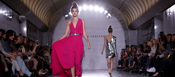 تحولت محطة مترو أنفاق دوستويفسكي بالعاصمة موسكو إلى منصة لعرض مجموعة أزياء للمصمم الروسي ألكسندر تيريخوف. - سبوتنيك عربي