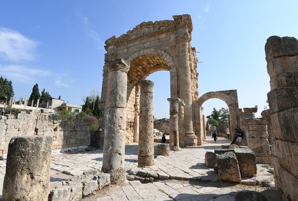 الطرق  الرومانية المعبدة وقوس النصر في المدينة الفينيقية القديمة من مدينة صور، لبنان - سبوتنيك عربي