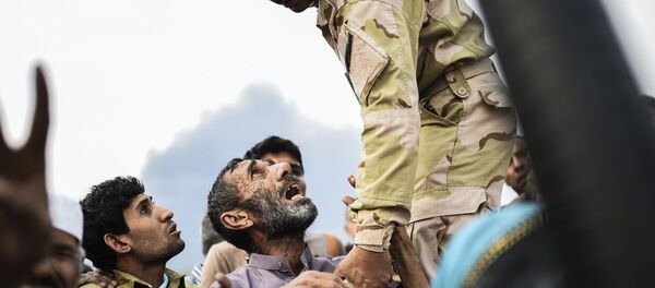 اللاجئين الذين ينتظرون توزيع المواد الغذائية في القيارة، العراق 24 أكتوبر/ تشرين الأول 2016 - سبوتنيك عربي