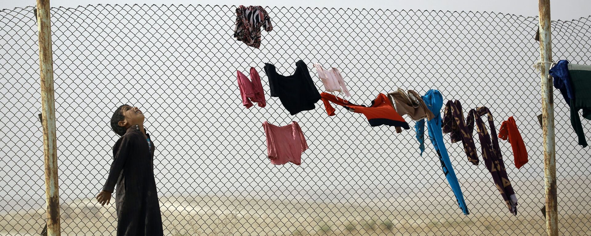 طفل لاجئ عراقي في أحد مخيمات للنازحين من الموصل التابعة للأمم المتحدة، محافظة الحسكة، 25 أكتوبر/ تشرين الأول 2016 - سبوتنيك عربي, 1920, 10.03.2022