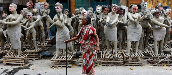 امرأة هندية تقف أمام تمثايل لشخصيات هندية، التي سيتم وضعها حول الإلهة كالي خلال مهرجان كالي-بودجا في كلكتا، الهند 24 أكتوبر/ تشرين الأول 2016 - سبوتنيك عربي