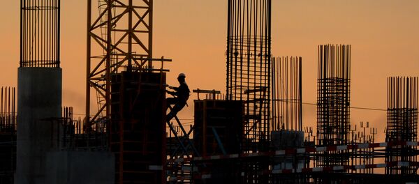 مواقع تشييد بناء على ساحة مطار شيريميتيفو في موسكو، وذلك ضمن التحضيرات لكأس العالم لكرة القدم 2018 - سبوتنيك عربي