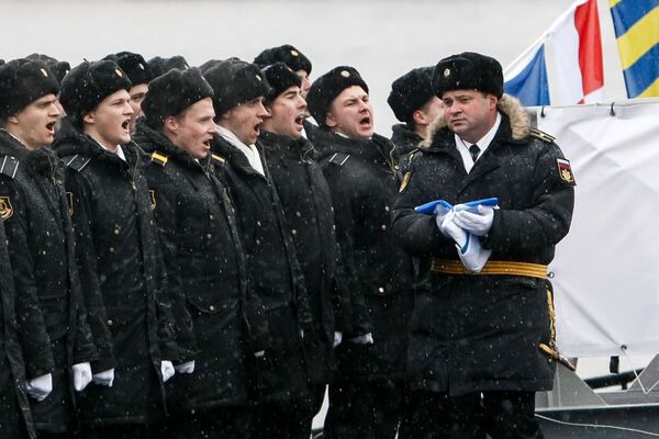 الجنود الروس في مراسم تسليم القوات البحرية الروسية الغواصة العاملة بالديزل والكهرباء فيليكي نوفغورود مشروع 636.3 فارشافيانكا - سبوتنيك عربي