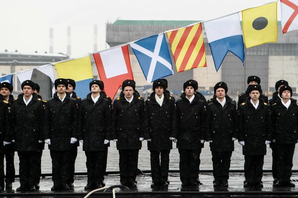 الجنود الروس في مراسم تسليم القوات البحرية الروسية الغواصة العاملة بالديزل والكهرباء فيليكي نوفغورود مشروع 636.3 فارشافيانكا - سبوتنيك عربي