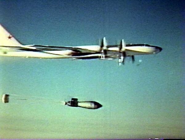 لحظة إلقاء القنبلة من قاذفة القنابل الاستراتيجية من طراز تو-95 ف،  - سبوتنيك عربي