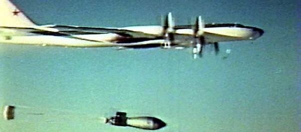 لحظة إلقاء القنبلة من قاذفة القنابل الاستراتيجية من طراز تو-95 ف، - سبوتنيك عربي