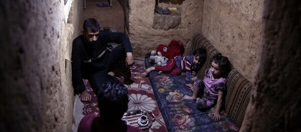 أطفال وكبار يختبئون داخل ملجأ أبو عمر في بلدة دوما السورية، شرقي دمشق، 30 أكتوبر/ تشرين الأول 2016 - سبوتنيك عربي