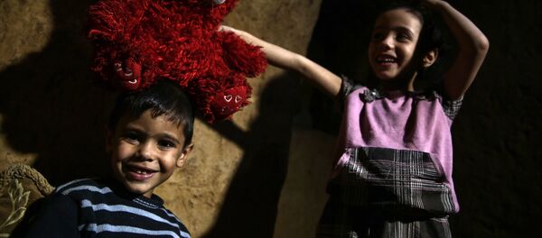 أطفال سوريون يختبئون داخل ملجأ أبو عمر في بلدة دوما السورية، شرقي دمشق، 30 أكتوبر/ تشرين الأول 2016 أطفال سوريون يختبئون داخل ملجأ أبو عمر في بلدة دوما السورية، شرقي دمشق، 30 أكتوبر/ تشرين الأول 2016 - سبوتنيك عربي