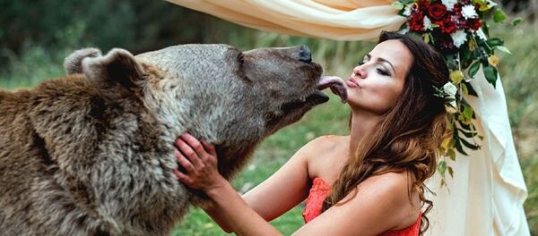 دب روسى وامرأة - سبوتنيك عربي