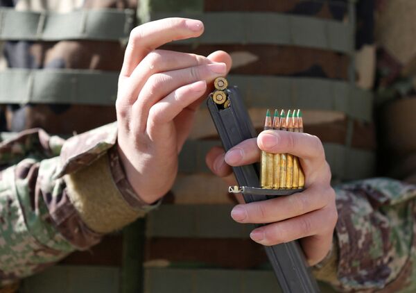 كتيبة النساء التابعة لقوات الجبش الوطني الأفغانية - جندية تقوم بشحن ذخيرة سلاحها بمركز كابول للتدريبات العسكرية، أفغانستان 26 أكتوبر/ تشرين الأول 2016 - سبوتنيك عربي