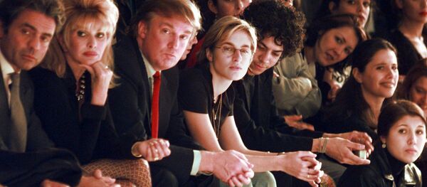 المرشح للانتخابات الرئاسية من الحزب الجمهوري دونالد ترامبوزوجته السابقة إيفانا ترامب خلال حضورهما لعرض أزياء مجموعة بيتسي جونسون 1998 في نيويورك، 4 نوفمبر/ تشرين الثاني 1997 - سبوتنيك عربي