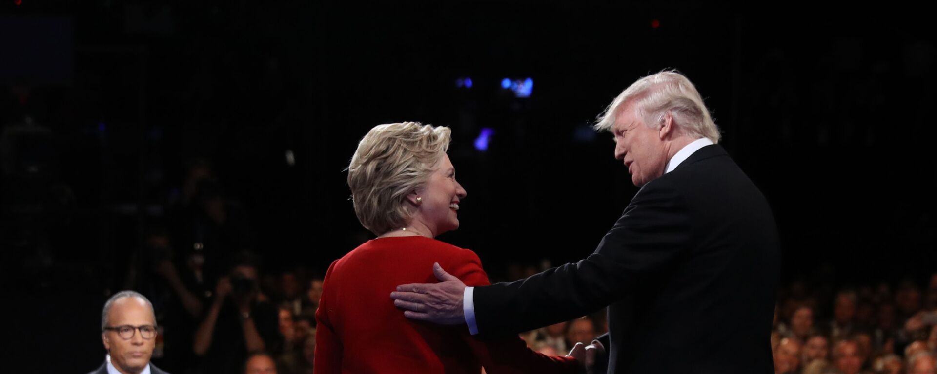 المرشحة للانتخابات الرئاسية الأمريكيةمن الحزب الديموقراطي هيلاري كلينتون (يسار الصورة) والمرشح من الحزب الجمهوري دونالد ترامب (يمين الصورة) خلال أول مناظرة لهما كمرشحين بجامعة هوفسترا بنيويورك، 26 سبتمبر/ أيلول 2016 - سبوتنيك عربي, 1920, 20.08.2022