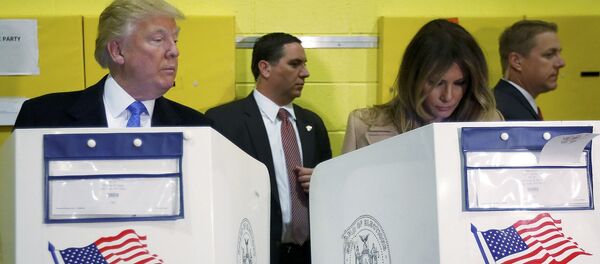 المرشح الجمهوري دونالد ترامب وزوجته ميلانا ترامب خلال مشاركتهما في التصويت في الانتخابات الرئاسية في نيويورك، 8 نوفمبر/ تشرين الأول 2016. المرشح الجمهوري دونالد ترامب وزوجته ميلانا ترامب خلال مشاركتهما في التصويت في الانتخابات الرئاسية في نيويورك، 8 نوفمبر/ تشرين الأول 2016. - سبوتنيك عربي