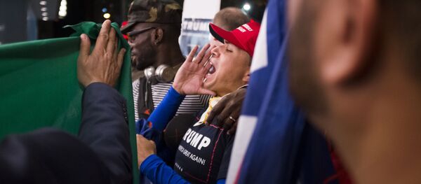 مناصرو المرشح الجمهوري دونالد ترامب يقفون أمام الفندق الي ينتظر فيه نتائج التصويت في نيويورك، 8 نوفمبر/ تشرين الأول 2016. - سبوتنيك عربي