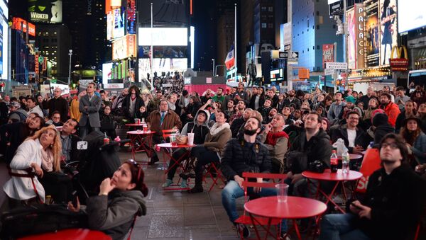 الانتخابات الرئاسية الأمريكية - المواطنون الأمريكيو يراقبون شاشة نتائج التصويت أولاً بأول في تايمس سكوير بنيويورك، 8 نوفمبر/ تشرين الثاني 2016 الانتخابات الرئاسية الأمريكية - المواطنون الأمريكيو يراقبون شاشة نتائج التصويت أولاً بأول في تايمس سكوير بنيويورك، 8 نوفمبر/ تشرين الثاني 2016 - سبوتنيك عربي