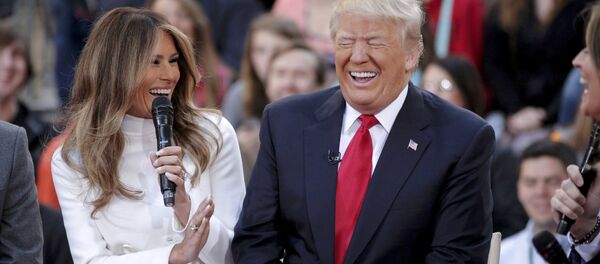 المرشح الجمهوري دونالد ترامب يضحك على رد زوجته ميلانيا ترامب خلال برنامج تلفزيوني على قناة NBC's Today،  21 ابريل/ نيسان 2016 - سبوتنيك عربي