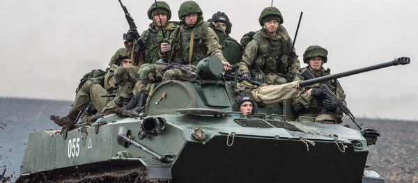 قوات الجيش الروسي خلال التدريبات العسكرية المشتركة سلافيناسكوي براتستفو-2016 بين روسيا وبيلاروسيا وصربيا في صربيا - سبوتنيك عربي