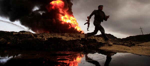 ألسنة اللهب والدخان يتصاعد من آبار النفط التي أشعل فيها النار مسلحي تنظيم داعش قبل فرارهم من المنطقة المنتجة للنفط القيارة، العراق 4 نوفمبر/ تشرين الثاني 2016. - سبوتنيك عربي