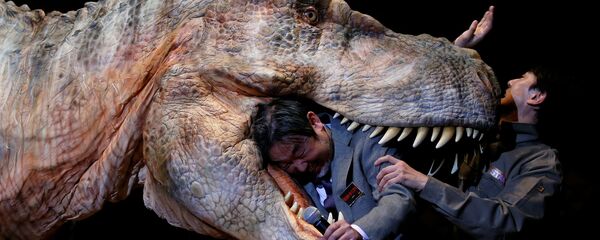 المدير العام كازيوا كانيمارو لشركة يابانية أون-آرت (On-Art) يقوم بعرض ديناصور آلي TRX03 في طوكيو، اليابان 10 نوفمبر/ تشرين الثاني 2016 المدير العام كازيوا كانيمارو لشركة يابانية أون-آرت (On-Art) يقوم بعرض ديناصور آلي TRX03 في طوكيو، اليابان 10 نوفمبر/ تشرين الثاني 2016 - سبوتنيك عربي