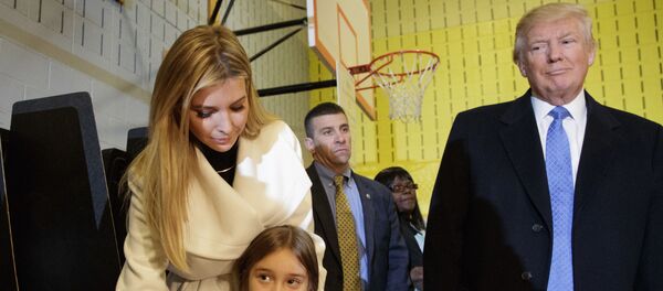 المرشح الجمهوري دونالد ترامب ينظر إلى ابنته إيفانكا وهي تضع شارة I Voted (أنا انتخبت) لابنتها الصغيرة أرابيلا في نيويورك، 8 نوفمبر/ تشرين الثاني 2016 - سبوتنيك عربي