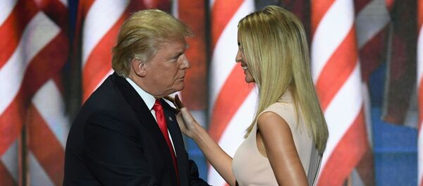 دونالد ترامب يحتضن ابنته إيفانكا بعد إلقائها كلمتها خلال الحملة الانتخابية الرئاسية الأمريكية، 21 يوليو/ تموز 2016 - سبوتنيك عربي