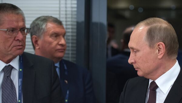 الرئيس الروسي فلاديمير بوتين ووزير التنمية الاقتصادية اليكسي اوليوكاييف - سبوتنيك عربي
