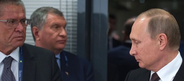 الرئيس الروسي فلاديمير بوتين ووزير التنمية الاقتصادية اليكسي اوليوكاييف - سبوتنيك عربي