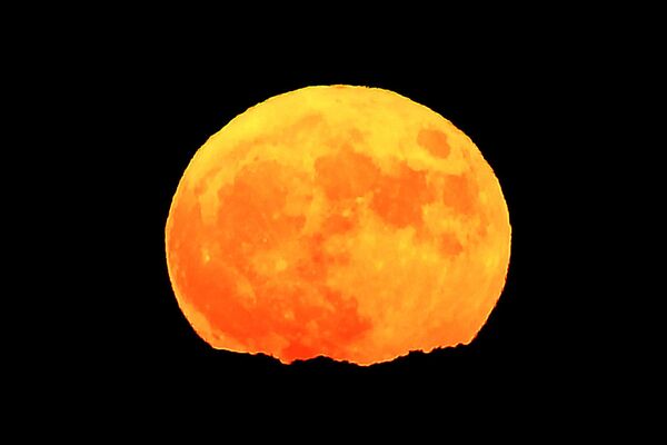 القمر العملاق في مدينة مارسيليا، فرنسا،  14 نوفمبر/ تشرين الثاني 2016 - سبوتنيك عربي