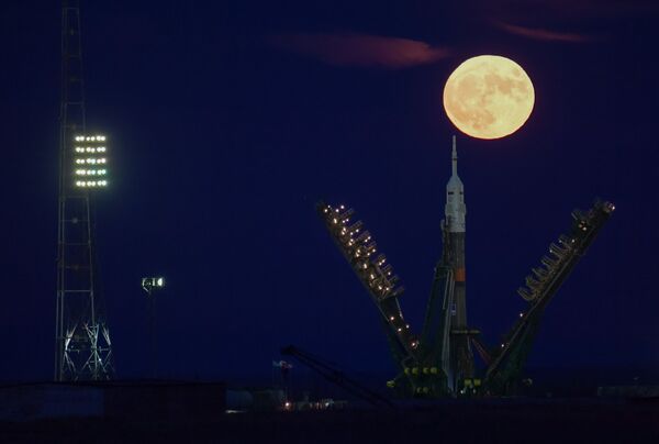 القمر العملاق على خلفية إطلاق الصاروخ الحامل سويوز-ف.غ. في بايكانور، كازاخستان،  14 نوفمبر/ تشرين الثاني 2016 - سبوتنيك عربي