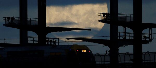 القمر العملاق على خلفية جسر سيدني هاربر بريدج في أستراليا،  14 نوفمبر/ تشرين الثاني 2016 - سبوتنيك عربي