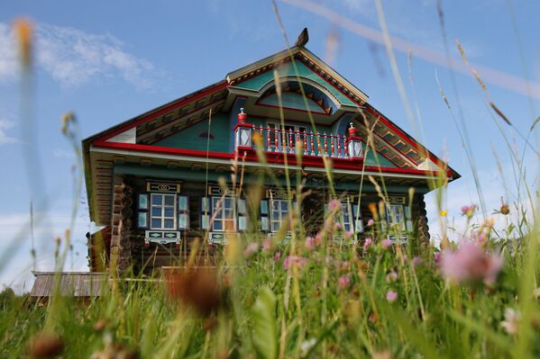 صورة لجزء من واجهة منزل في قرية كوروستيلوفو بمنطقة سيامجا إلى متحف الفن المعماري فولوغدا تحت الهواء الطلق في قرية سيمينكوفو، خارج فولوغدا بروسيا 15 يوليو/ تموز 2016. - سبوتنيك عربي