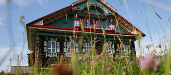 صورة لجزء من واجهة منزل في قرية كوروستيلوفو بمنطقة سيامجا إلى متحف الفن المعماري فولوغدا تحت الهواء الطلق في قرية سيمينكوفو، خارج فولوغدا بروسيا 15 يوليو/ تموز 2016. - سبوتنيك عربي