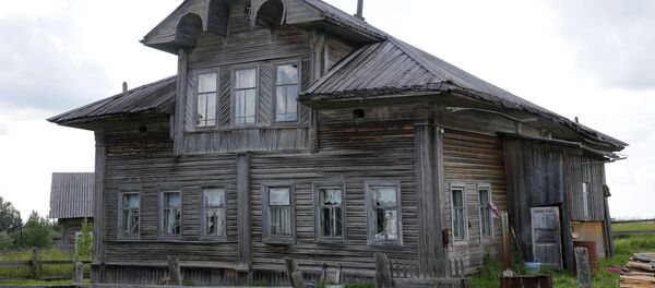 صورة لجزء من واجهة منزل في قرية غريدينسكايا بمقاطعة أرخانغلسك، روسيا 12 يوليو/ تموز 2016. صورة لجزء من واجهة منزل في قرية غريدينسكايا بمقاطعة أرخانغلسك، روسيا 12 يوليو/ تموز 2016. - سبوتنيك عربي